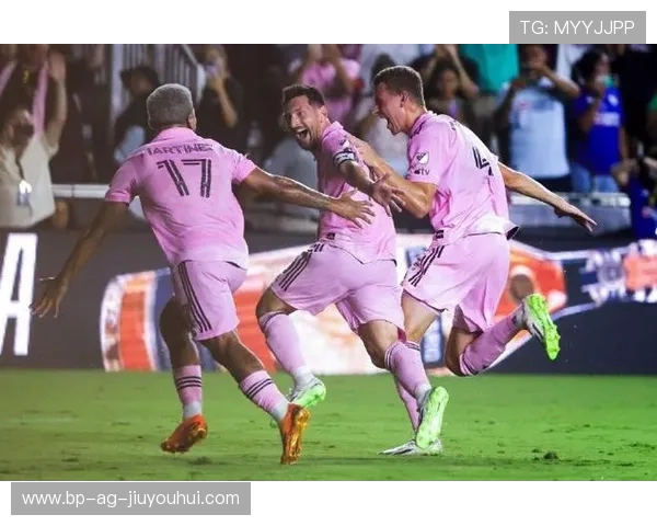 梅西粉色战袍点亮球场激情引爆全球球迷热议风潮与时尚魅力交织新篇章绽放力