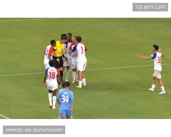 足球裁判误判瞬间后悔的心路历程与判罚引发的巨大争议